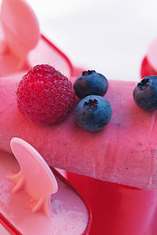 Joghurteis mit bunten Beeren Joghurteis mit bunten Beeren