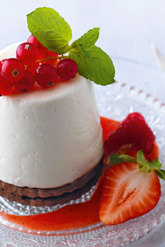 Joghurttörtchen mit Beerensauce Joghurttörtchen mit Beerensauce