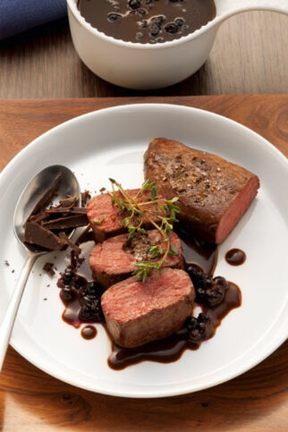 Schokoladensauce mit Heidelbeeren zu gebratenem Rehrücken Schokoladensauce mit Heidelbeeren zu gebratenem Rehrücken