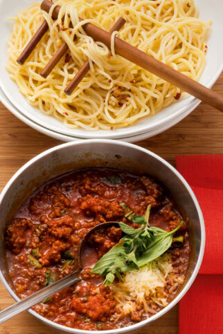 Sauce bolognese mit Oregano zu Butternudeln Sauce bolognese mit Oregano zu Butternudeln
