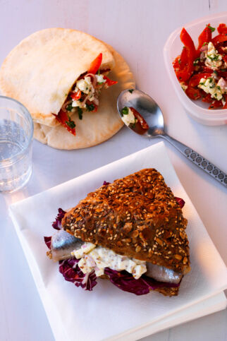 Pita mit Paprika-Feta-Salat Pita mit Paprika-Feta-Salat