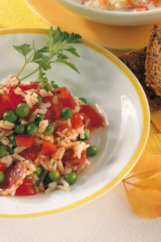 Reissalat mit Salami und Paprika