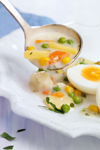 Bunte Gemüsesuppe mit Ei Bunte Gemüsesuppe mit Ei