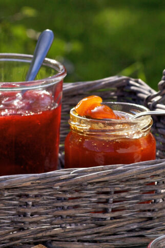 Sauerkirschkonfitüre mit Mandelstiften und Agavendicksaft Sauerkirschkonfitüre mit Mandelstiften und Agavendicksaft