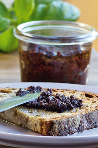 Tapenade aus schwarzen Oliven