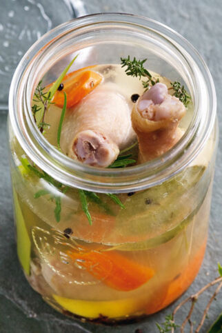 Huhn mit Gemüse und Brühe im Glas Huhn mit Gemüse und Brühe im Glas