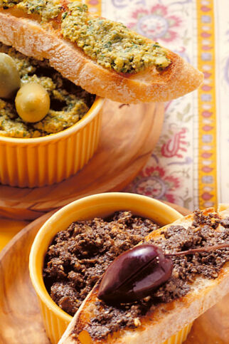 Schwarze und grüne Tapenade