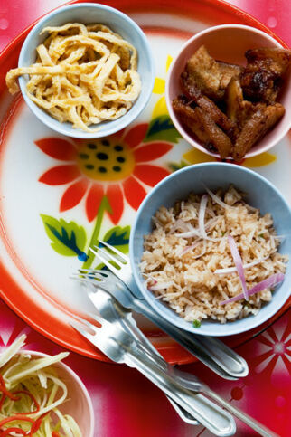 Gebratener Reis mit Garnelenpaste (Khao Pad Kapi) Gebratener Reis mit Garnelenpaste (Khao Pad Kapi)