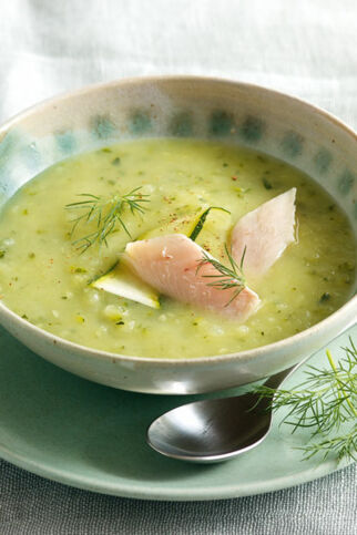 Zucchini-Cremesuppe mit Forelle Zucchini-Cremesuppe mit Forelle