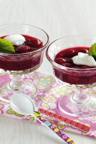 Kirsch-Kaltschale mit Schnee-Eiern Kirsch-Kaltschale mit Schnee-Eiern