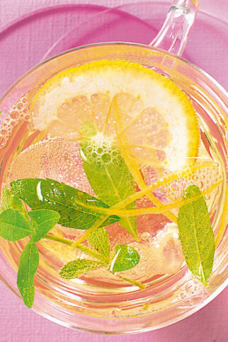 Bowle mit Zitronenverbene Bowle mit Zitronenverbene