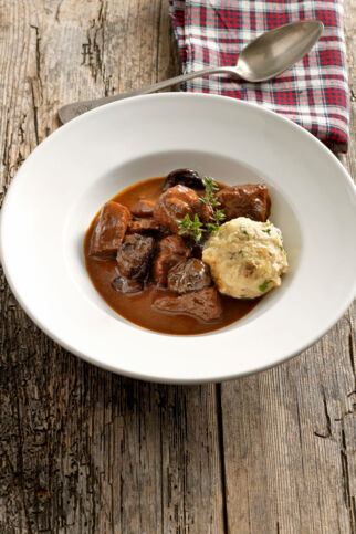Wildschweinpfeffer mit Backpflaumen