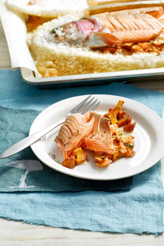 Gefüllte Lachsforelle im Salzmantel Gefüllte Lachsforelle im Salzmantel