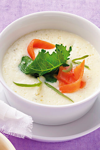 Kohlrabicremesuppe mit Räucherlachs