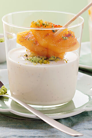 Sauerrahm-Panna-cotta mit Minze-Ananas Sauerrahm-Panna-cotta mit Minze-Ananas