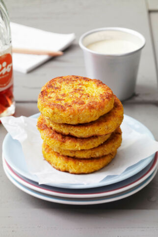 Hirsebratlinge mit Schnittlauchdip Hirsebratlinge mit Schnittlauchdip