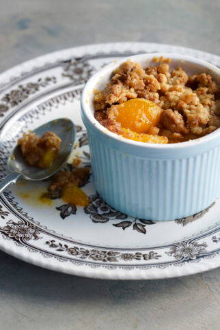 Aprikosen-Amarettini-Crumble