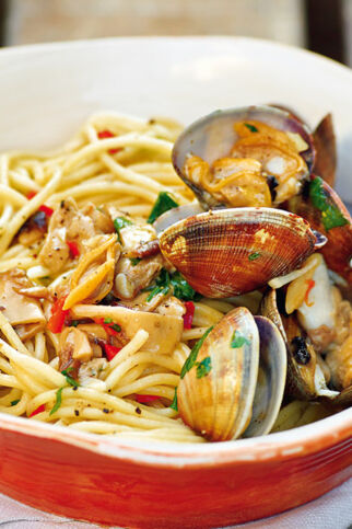 Spaghetti mit Vongole und getrockneten Steinpilzen Spaghetti mit Vongole und getrockneten Steinpilzen
