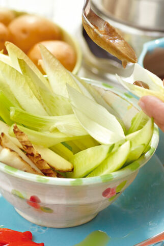 Gemüse der Saison mit warmer Sardellen-Knoblauch-Sauce Gemüse der Saison mit warmer Sardellen-Knoblauch-Sauce