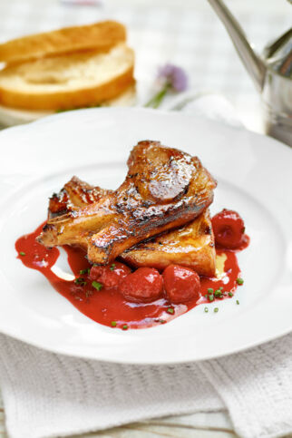 Koteletts vom Lammrücken mit Himbeeren Koteletts vom Lammrücken mit Himbeeren