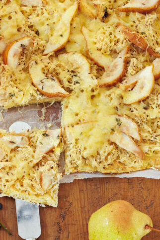 Kartoffelkuchen mit Sauerkraut und Birnen Kartoffelkuchen mit Sauerkraut und Birnen