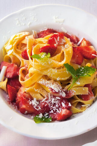 Vanillenudeln mit Erdbeeren Vanillenudeln mit Erdbeeren