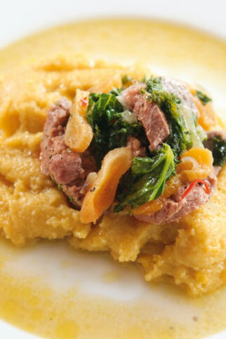 Geschmortes Lamm mit Grünkohl und Creme-Polenta