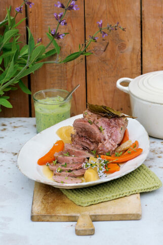 Pochierte Lammkeule mit Pesto