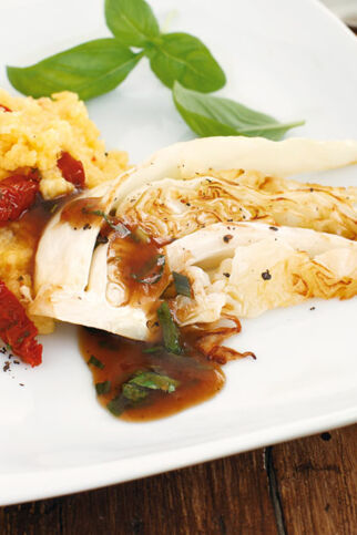 Gedünsteter Spitzkohl auf Tomatenpolenta mit Kräuterjus Gedünsteter Spitzkohl auf Tomatenpolenta mit Kräuterjus