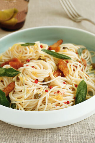 Salbeispaghetti mit Knuspersoja Salbeispaghetti mit Knuspersoja