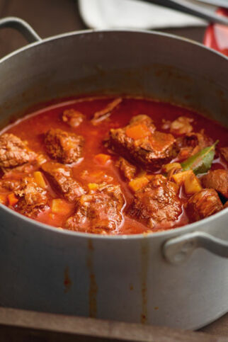 Gulasch mit Wurzelgemüse Gulasch mit Wurzelgemüse