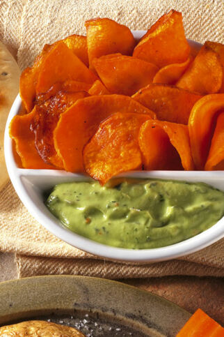 Süßkartoffelchips mit Avocadosauce Süßkartoffelchips mit Avocadosauce
