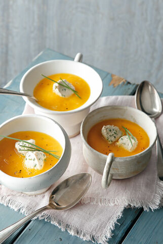 Gelbe Paprikasuppe mit Schnittlauchnocken Gelbe Paprikasuppe mit Schnittlauchnocken