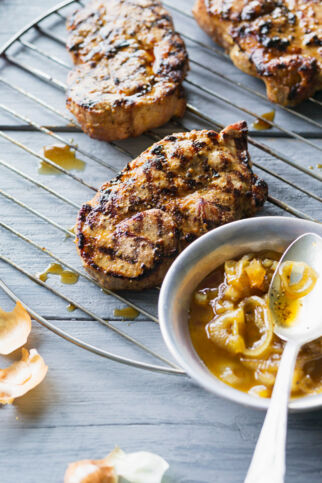 Schweinenacken mit Dunkelbier-Zwiebeln Schweinenacken mit Dunkelbier-Zwiebeln
