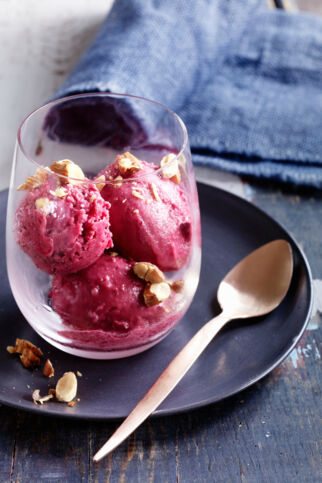 Sauerkirscheis mit Mandelsahne Sauerkirscheis mit Mandelsahne