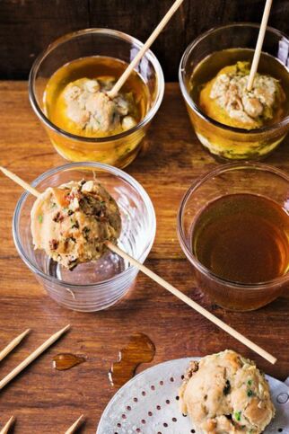 LEBERKNÖDELCHEN IM BULLSHOT LEBERKNÖDELCHEN IM BULLSHOT