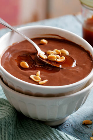 Schokopudding mit Karamellsauce und Erdnüssen Schokopudding mit Karamellsauce und Erdnüssen