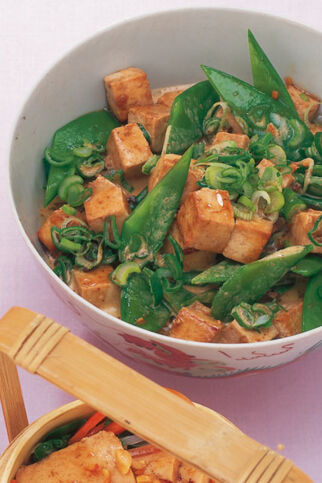 Tofu mit Zuckerschoten und Currysauce