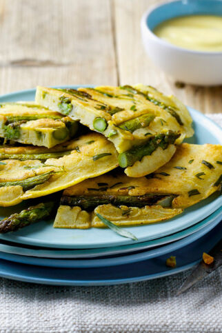 Pfannkuchen mit grünem Spargel