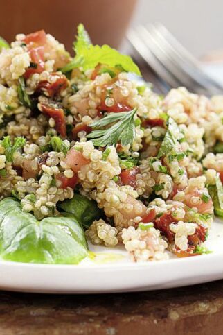 Quinoasalat mit Kräutern Quinoasalat mit Kräutern