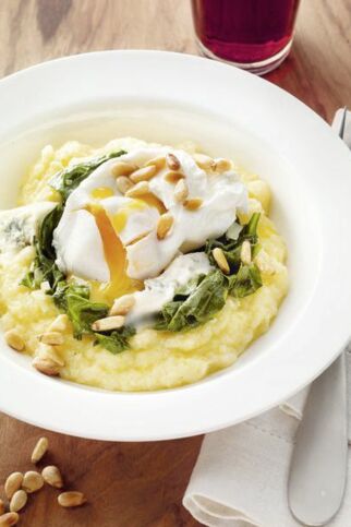 Polenta mit Spinat und verlorenen Eiern Polenta mit Spinat und verlorenen Eiern