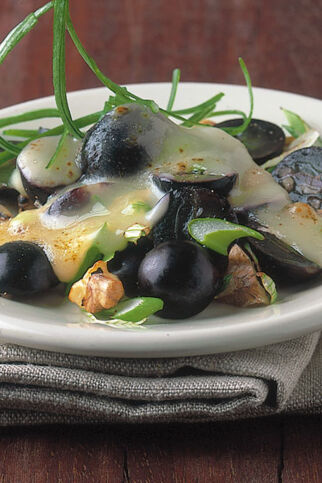 Raclette mit blauen Weintrauben