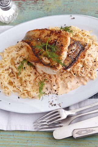 Gebratene Fischfilets mit Sauerkraut Gebratene Fischfilets mit Sauerkraut
