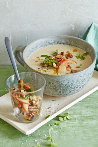 Maronensuppe mit Äpfeln und Majoran-Nüssen Maronensuppe mit Äpfeln und Majoran-Nüssen