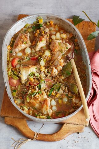 Geschmortes Kaninchen mit Linsen und Honig-Perlzwiebeln Geschmortes Kaninchen mit Linsen und Honig-Perlzwiebeln