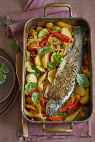 Lachsforellen auf mediterranem Ofengemüse Lachsforellen auf mediterranem Ofengemüse