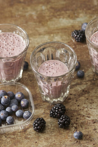 Beeren-Shake mit Kakaonibs Beeren-Shake mit Kakaonibs
