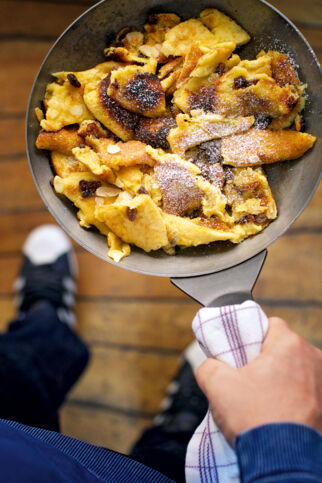 Karamellisierter Kaiserschmarrn mit Puderzucker Karamellisierter Kaiserschmarrn mit Puderzucker