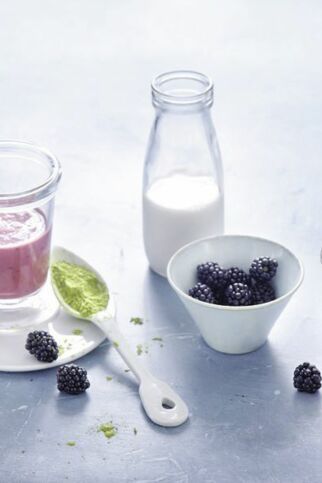 Mandel-Brombeer-Smoothie mit Gerstengras Mandel-Brombeer-Smoothie mit Gerstengras