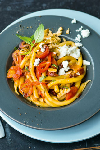 Paprika-Pasta mit Feta und Walnüssen Paprika-Pasta mit Feta und Walnüssen